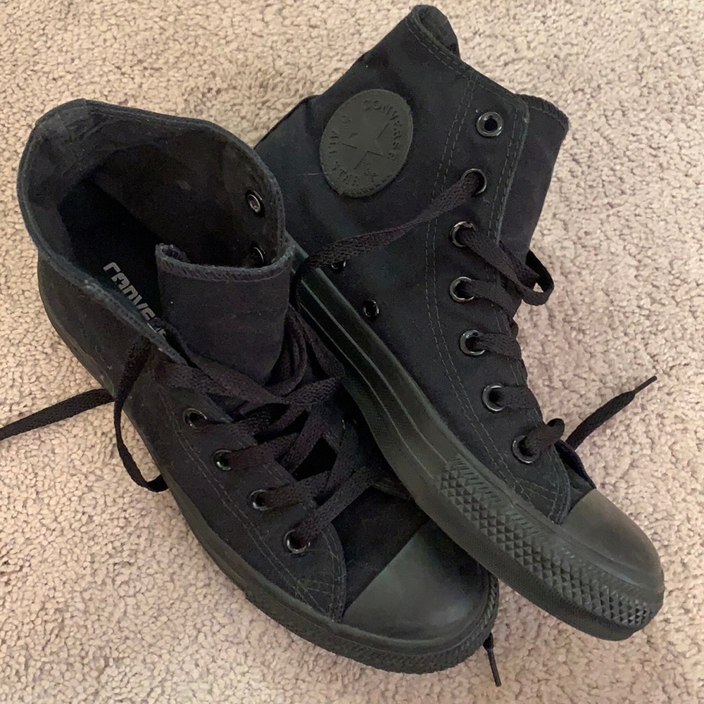 Black High Top Converse. Women’s size 8. In good condition!